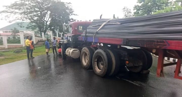 Trailer crashes into FMC fence in Abia, causing traffic jam