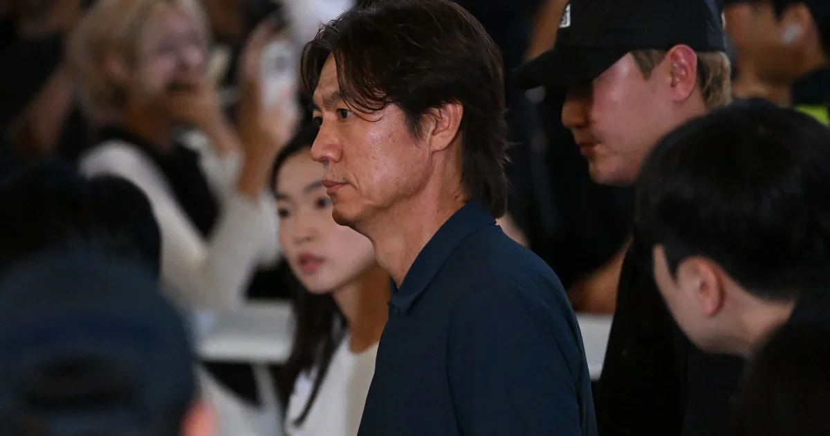 Korean Fans Show Anger Towards Coach Hong After World Cup Exit